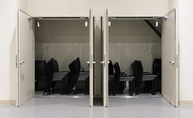 ライブや講演用の座椅子を完備