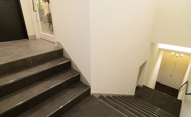 地下スタジオへ向かう階段