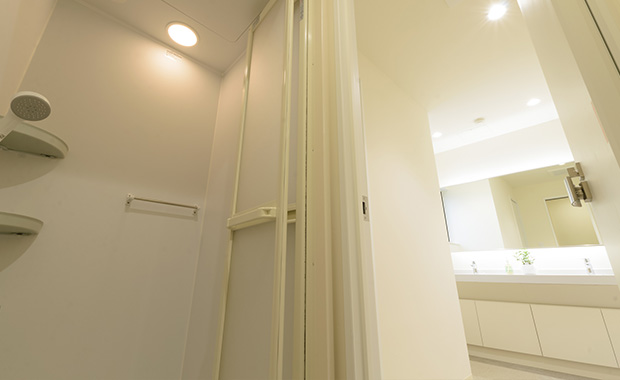 1階には男女別のシャワー、洗面台付きの更衣室を完備(※写真は2階の更衣室です)