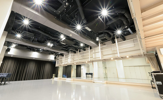 レッスンに最適な壁面の大型鏡