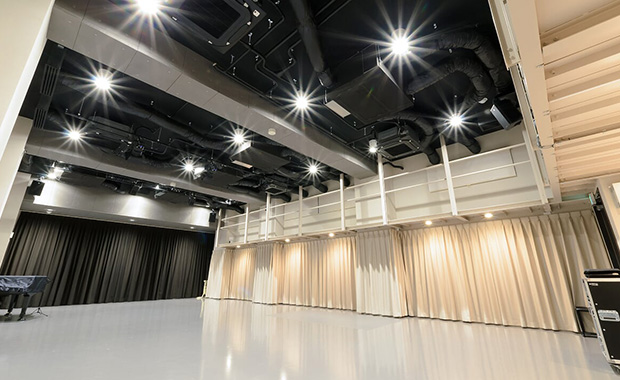 カーテンで大型鏡を隠すこともできます