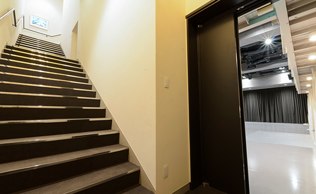 地下スタジオ出口から1階を見る風景